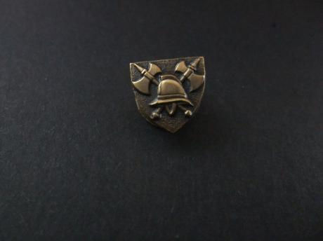 Brandweer borstpassant,helm en gekruiste bijlen, gedragen als onderscheidingsteken op het uniform van brandweerpersoneel